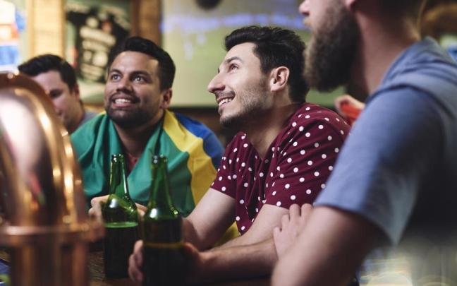 Personas viendo deporte en un bar
