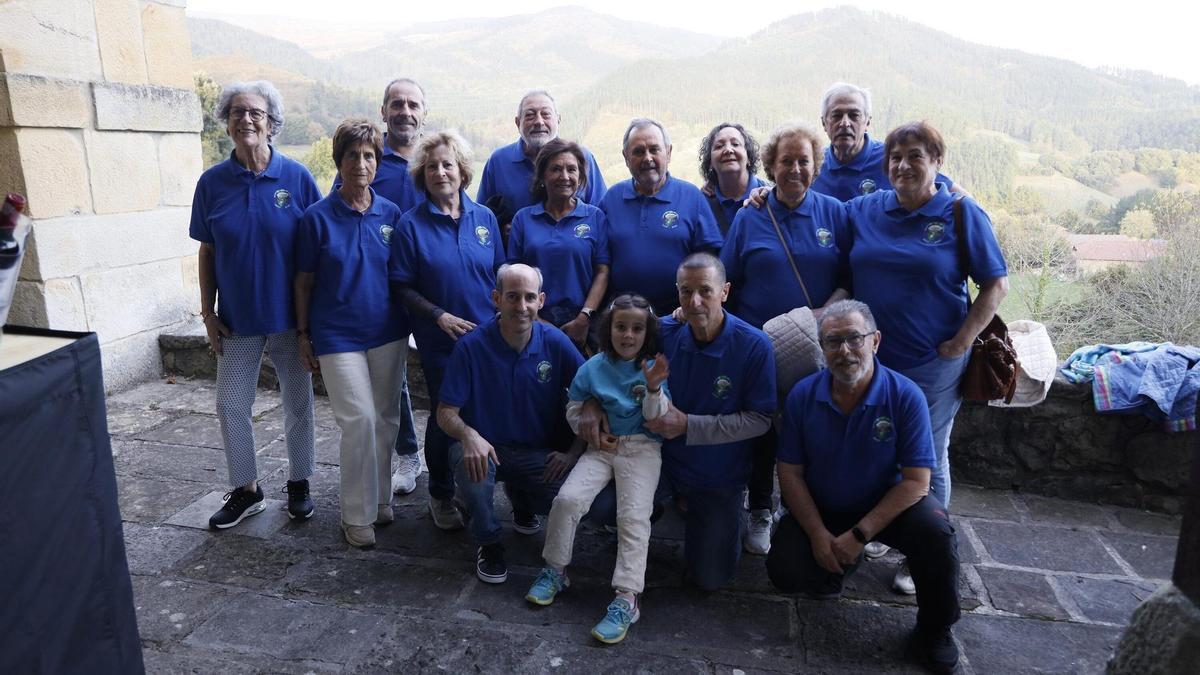 Integrantes de la Asociación Micológica Errotari recogieron el premio como reconocimiento por su 25 aniversario.