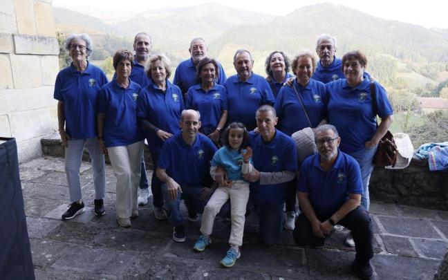 Integrantes de la Asociación Micológica Errotari recogieron el premio como reconocimiento por su 25 aniversario.