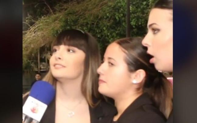 Las jóvenes, respondiendo al reportero. Las jóvenes, respondiendo al reportero.