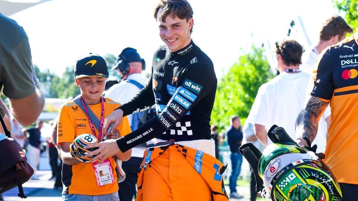 Oscar Piastri, autor del mejor tiempo de la primera jornada del Gran Premio de Australia, firma un autógrafo.