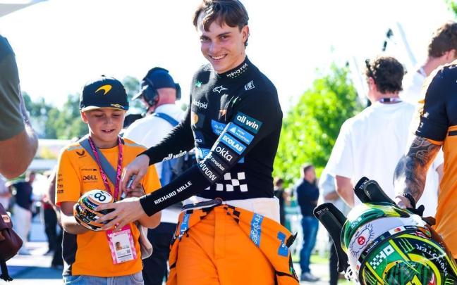 Oscar Piastri, autor del mejor tiempo de la primera jornada del Gran Premio de Australia, firma un autógrafo.