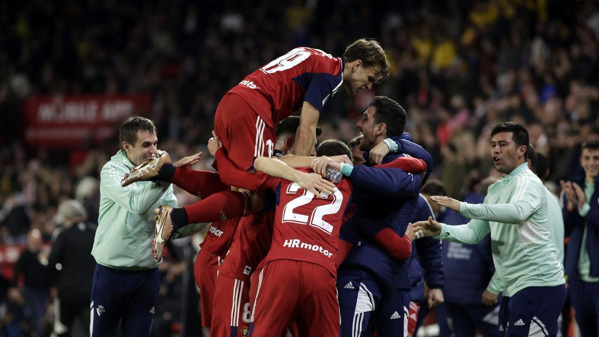 Los jugadores de Osasuna celebran el 1-2, gol que marcó el sevillista Fernando en su propia portería.