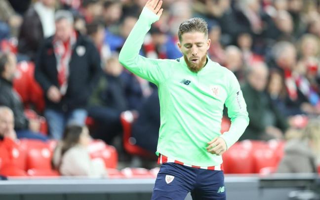 Iker Muniain realiza calentamientos en la banda durante uno de los compromisos de la presente temporada. Iker Muniain realiza calentamientos en la banda durante uno de los compromisos de la presente temporada.