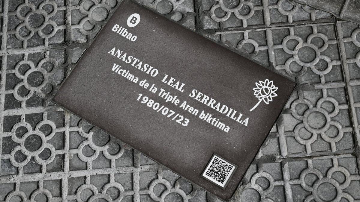 Placa conmemorativa por Anastasio Leal, víctina de la Triple A