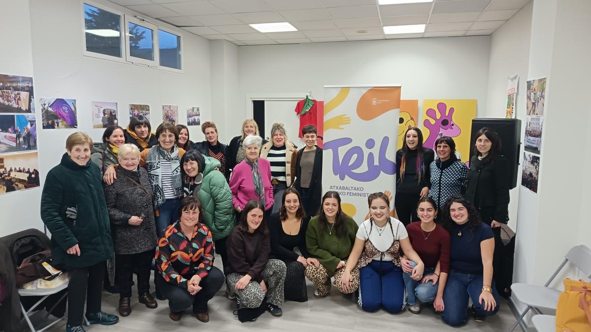 Acto de inauguración el viernes de TRIL Atxabaltako Txoko Feminista, ubicado en el antiguo local del gimnasio Zainduz.