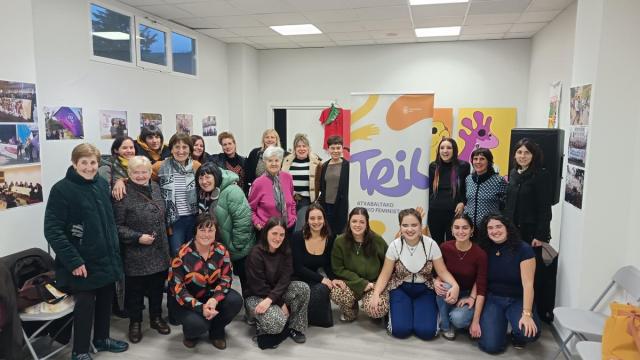 Acto de inauguración el viernes de TRIL Atxabaltako Txoko Feminista, ubicado en el antiguo local del gimnasio Zainduz.