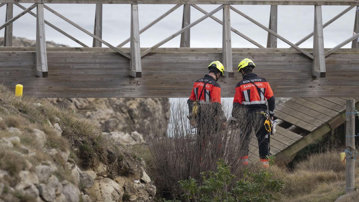 Bomberos de Santander en el lugar del accidente.