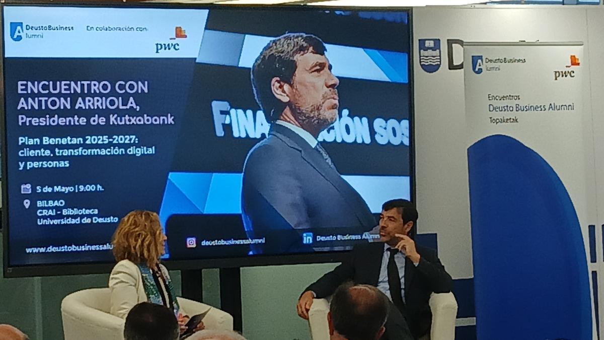 El presidente de Kutxabank, Anton Arriola, en un encuentro en la Universidad de Deusto en Bilbao