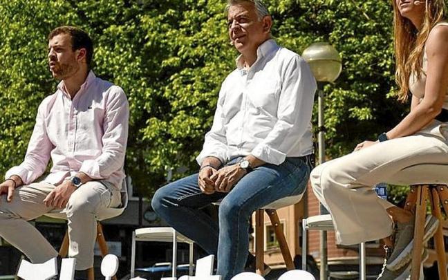 De Andrés, ayer con miembros de Nuevas Generaciones. | FOTO: PP