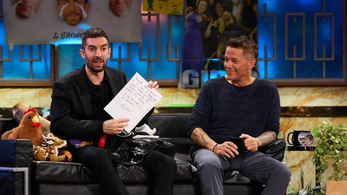 David Broncano y Alejandro Sanz leen la carta de Pablo Motos en 'La Revuelta'