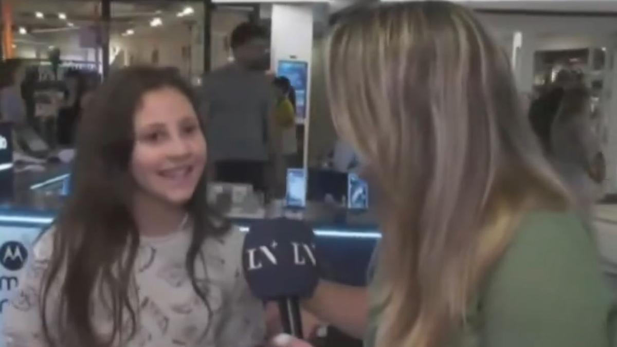 La niña, respondiendo a la reportera.