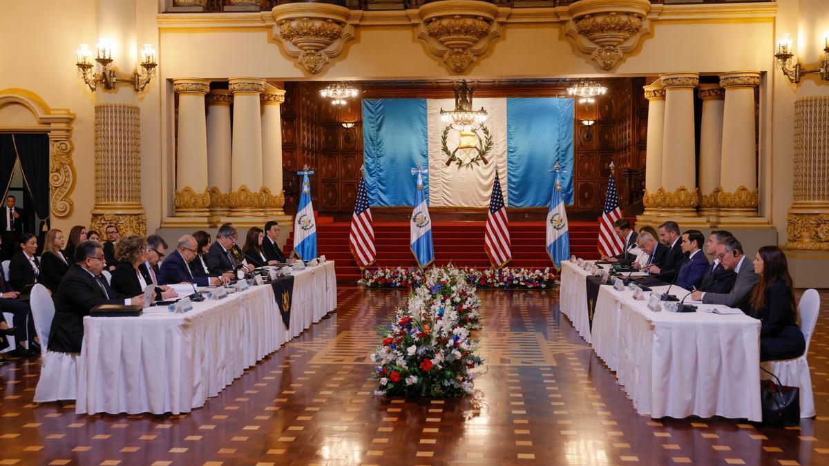 Las delegaciones de Guatemala y EEUU con el presidente guatemalteco, Bernardo Arévalo, y el jefe de la diplomacia estadounidense, Marco Rubio