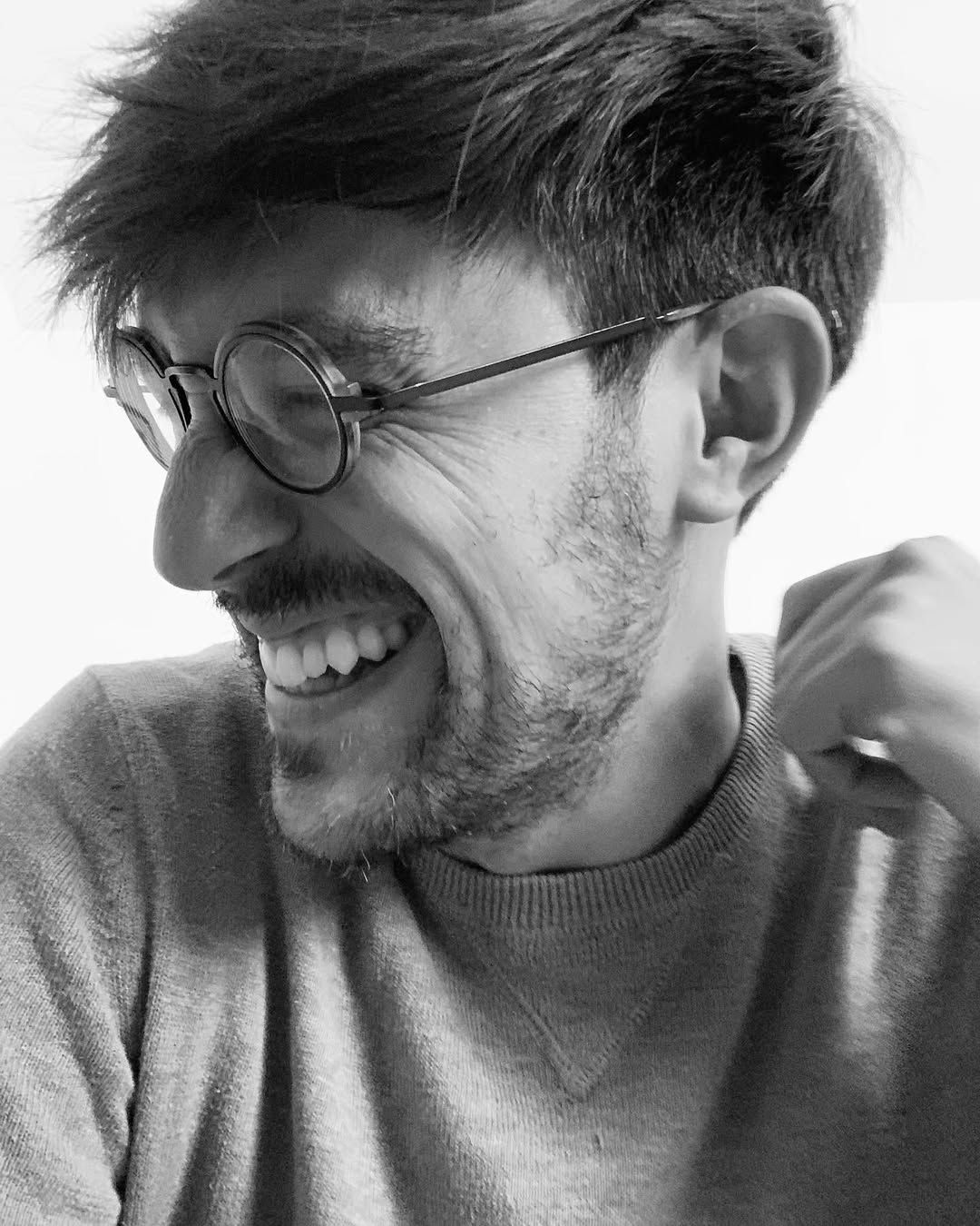 A sus seguidores, les pide: “Llamadme simplemente Damián María”.
