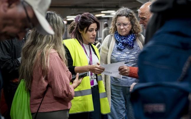 Una trabajadora junto a pasajeros. / EP Una trabajadora junto a pasajeros.