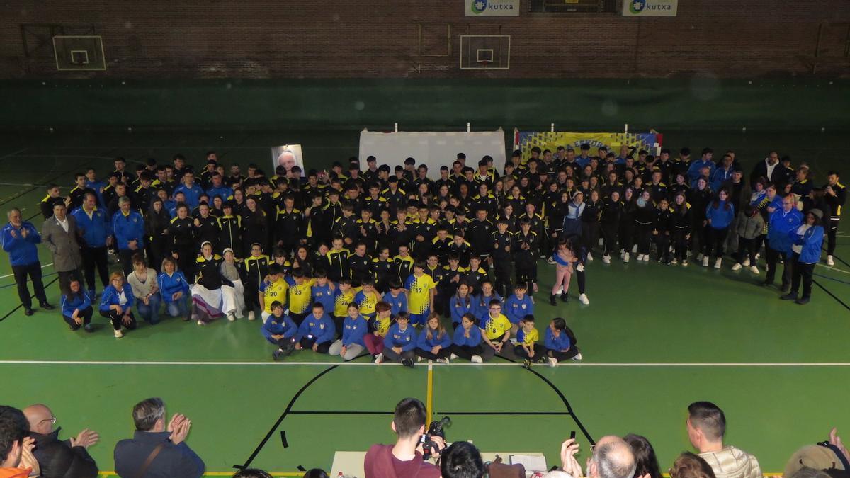 Jugadores, entrenadores y directivos, al final del acto.