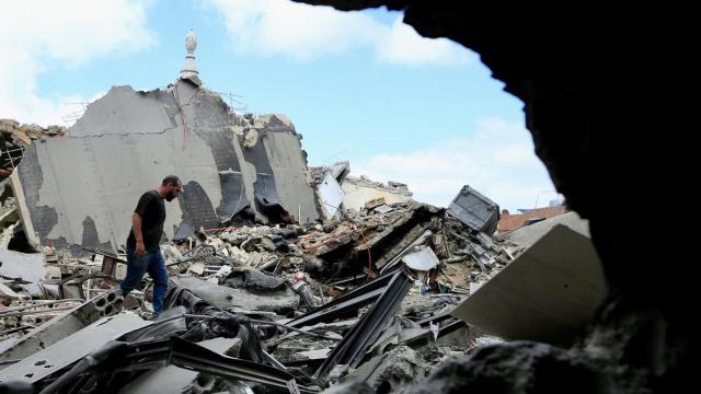 Un ciudadano inspecciona su casa, destruida por un ataque aéreo israelí en Tiro