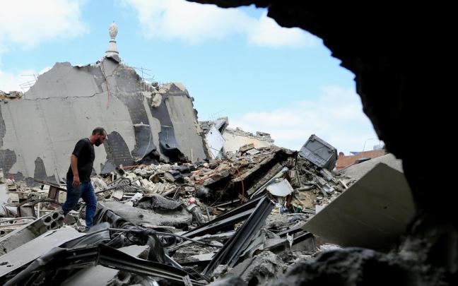 Un ciudadano inspecciona su casa, destruida por un ataque aéreo israelí en Tiro