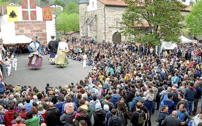 Nafarroaren Eguna reúne todos los años a miles de personas provenientes de ambos lados de la muga. Nafarroaren Eguna reúne todos los años a miles de personas provenientes de ambos lados de la muga. JUAN MARI ONDIKOL