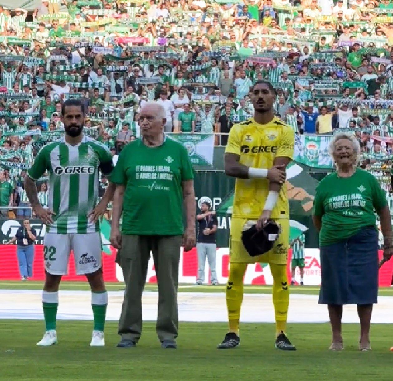 El encuentro entre el Real Betis y el Getafe tuvo unos “padrinos” muy especiales: los 11 socios mayores del club.
