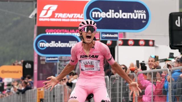 Isaac del Toro festeja su victoria en Bormio. / Giro de Italia Isaac del Toro festeja su victoria en Bormio.