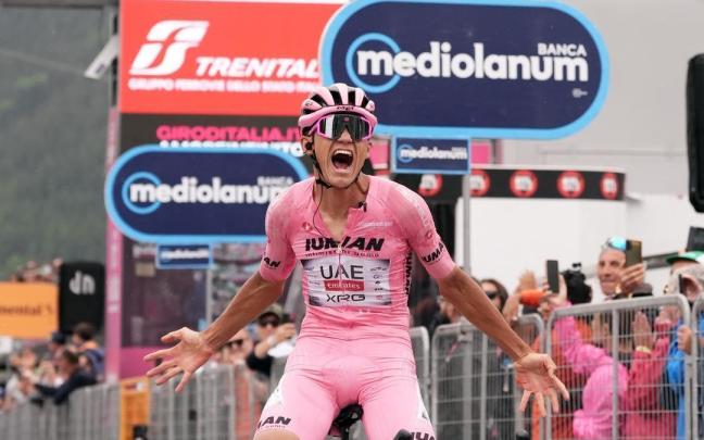 Isaac del Toro festeja su victoria en Bormio. / Giro de Italia Isaac del Toro festeja su victoria en Bormio.