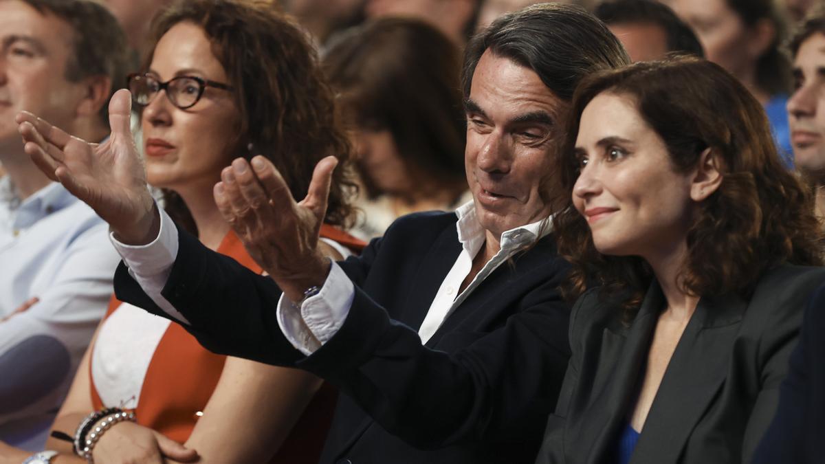 El expresidente español José María Aznar, con la presidenta de Madrid, Isabel Díaz Ayuso
