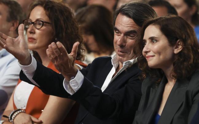 El expresidente español José María Aznar, con la presidenta de Madrid, Isabel Díaz Ayuso