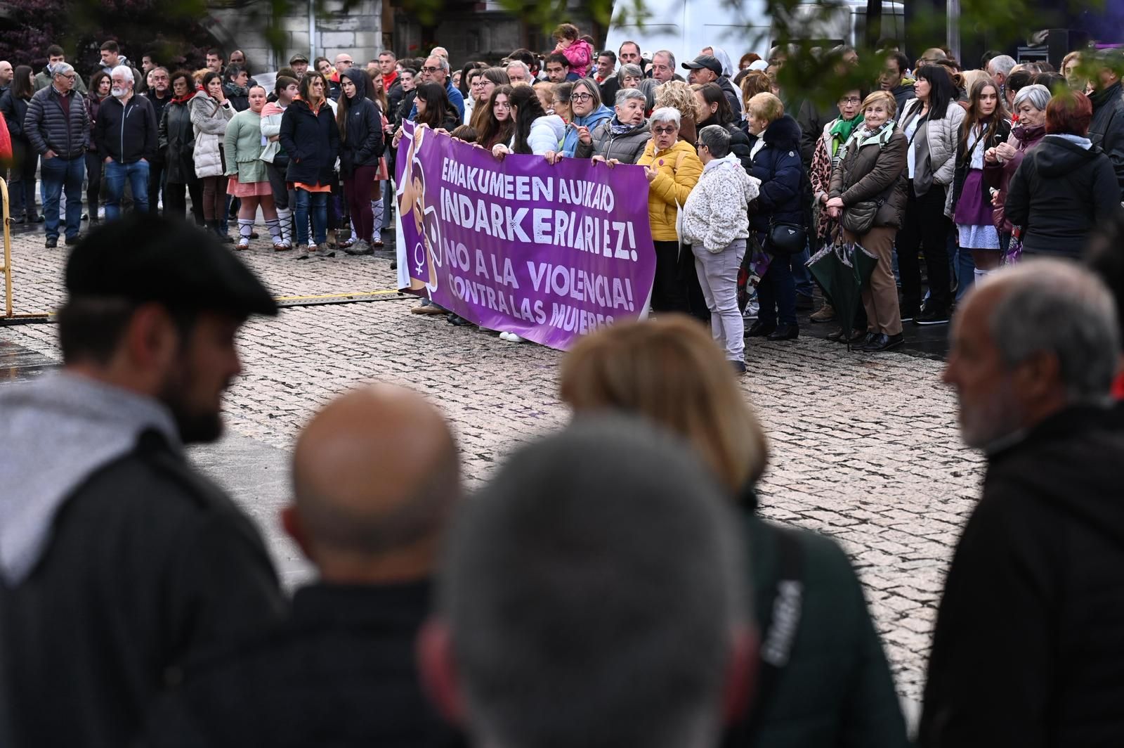 El acto ha tenido lugar en la Foru Plaza antes del concierto coral de Bi Hotsak en la parroquia