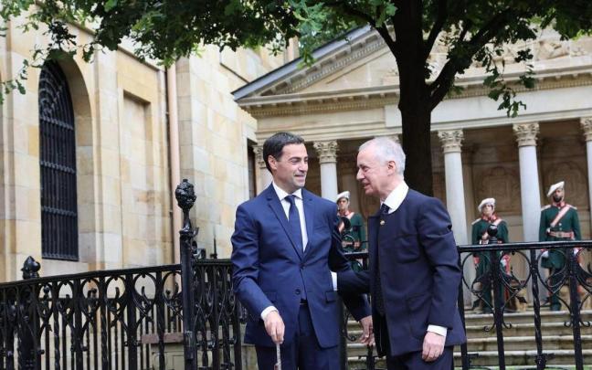 Pradales y Urkullu se saludan durante el acto de jura y toma de posesión del nuevo lehendakari.