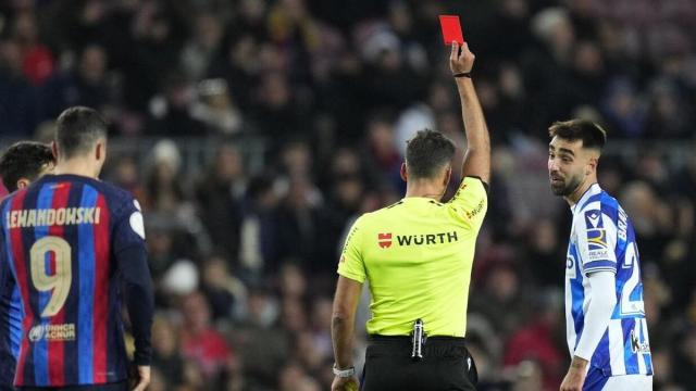 Brais Méndez ve la tarjeta roja que le muestra Gil Manzano en presencia de Lewandowski. | EFE