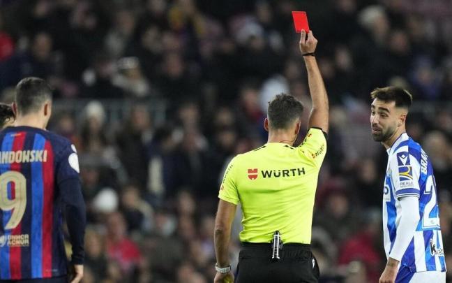 Brais Méndez ve la tarjeta roja que le muestra Gil Manzano en presencia de Lewandowski. | EFE Brais Méndez ve la tarjeta roja que le muestra Gil Manzano en presencia de Lewandowski. | EFE