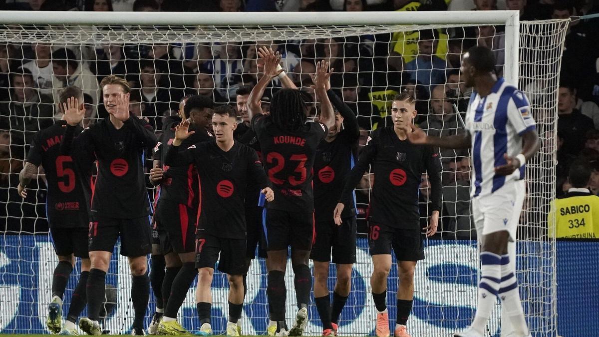 Los jugadores del Barcelona celebran el gol de Lewandowski que luego fue anulado. / RUBEN PLAZA