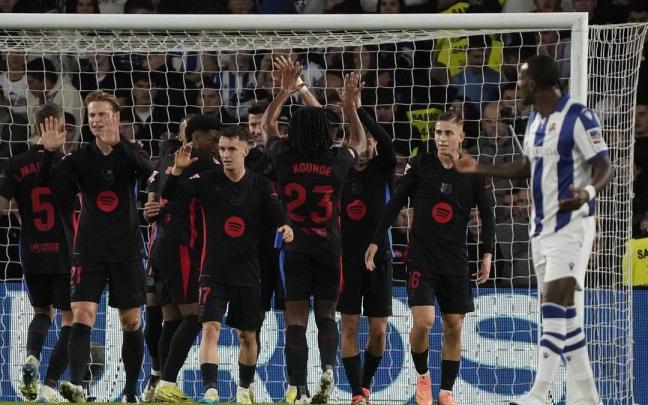 Los jugadores del Barcelona celebran el gol de Lewandowski que luego fue anulado. / RUBEN PLAZA