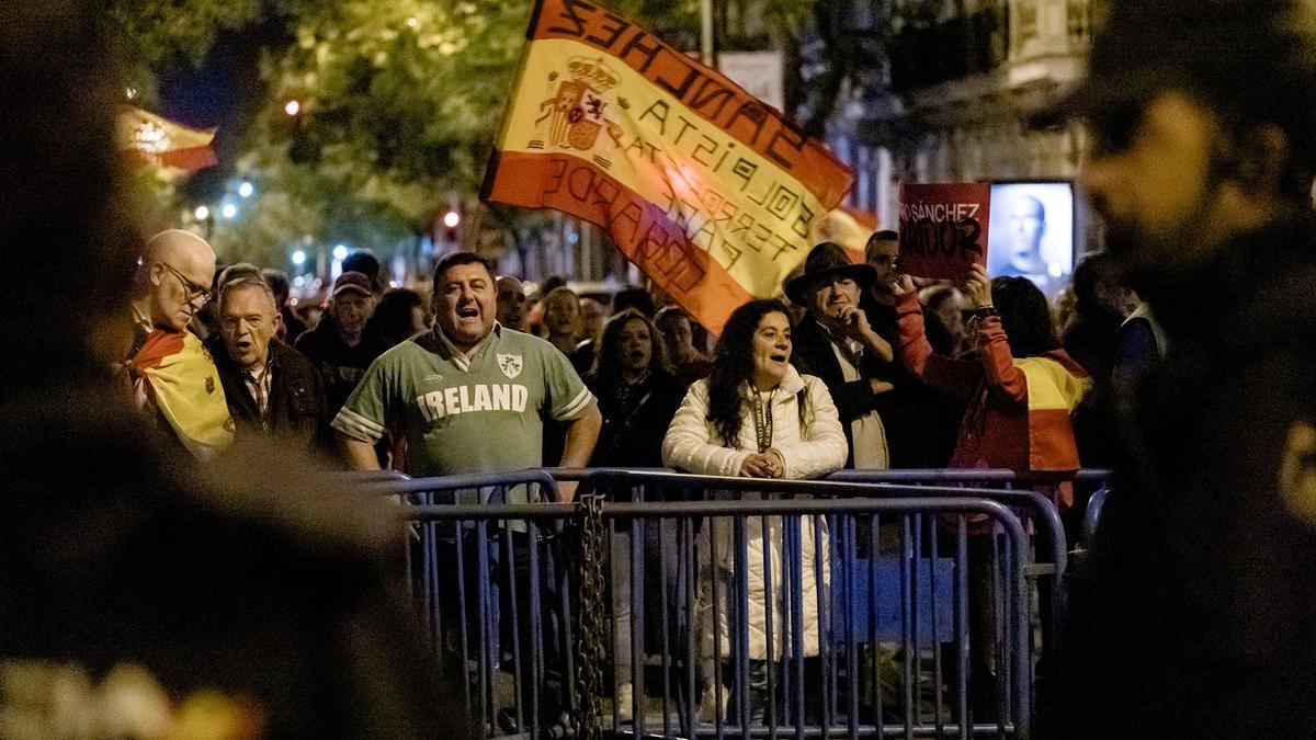 Decimoséptimo día de protestas frente a la sede del PSOE en Ferraz.