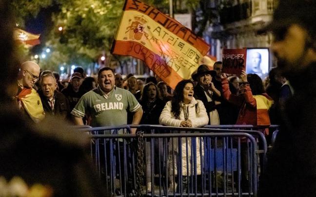Decimoséptimo día de protestas frente a la sede del PSOE en Ferraz.
