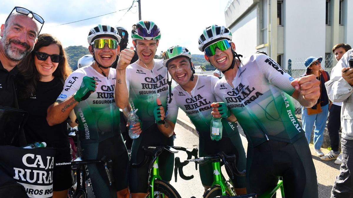 Orluis Aurlar, Joseba López, Jefferson Cepeda y Thomas Silva posan en el Tour du Limousin,