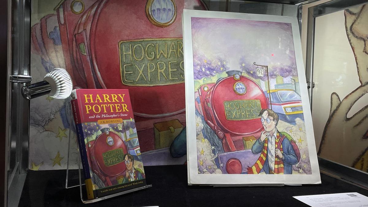 Fotografía del libro y la acuarela original de 'Harry Potter y la piedra filosofal', elaborada en 1997 por el artista Thomas Taylor.