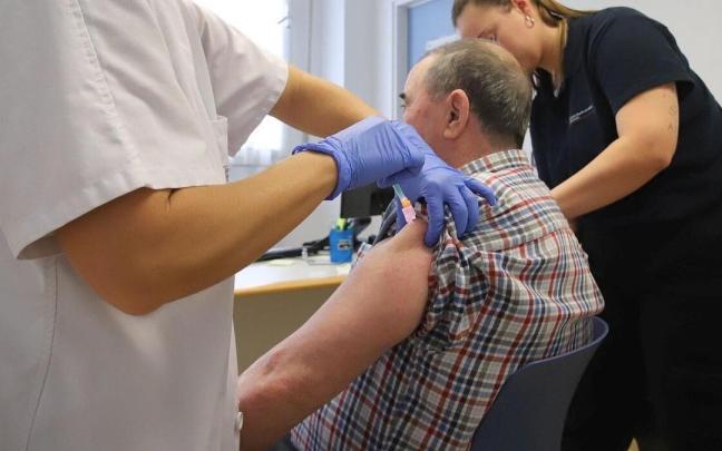 Una enfermera inocula una vacuna a un paciente en el inicio de la campaña de la vacunación contra la gripe estacional y el covid. / Javier Bergasa Una enfermera inocula una vacuna a un paciente en el inicio de la campaña de la vacunación contra la gripe estacional y el covid.