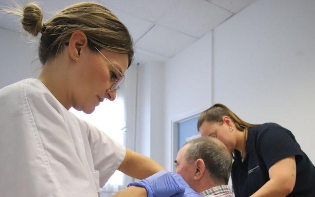 Una enfermera inocula una vacuna a un paciente en el inicio de la campaña de la vacunación contra la gripe estacional y el covid. / Javier Bergasa Una enfermera inocula una vacuna a un paciente en el inicio de la campaña de la vacunación contra la gripe estacional y el covid.
