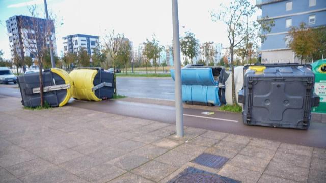 Contenedores volcados por el fuerte viento.