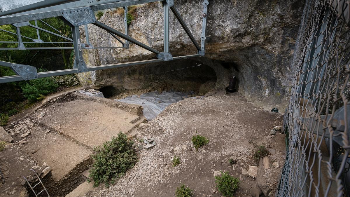 Cueva Mandrin en la cuenca del río Ródano.