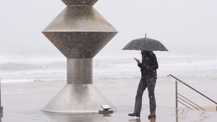 La nieve ha caído con fuerza en Zarautz