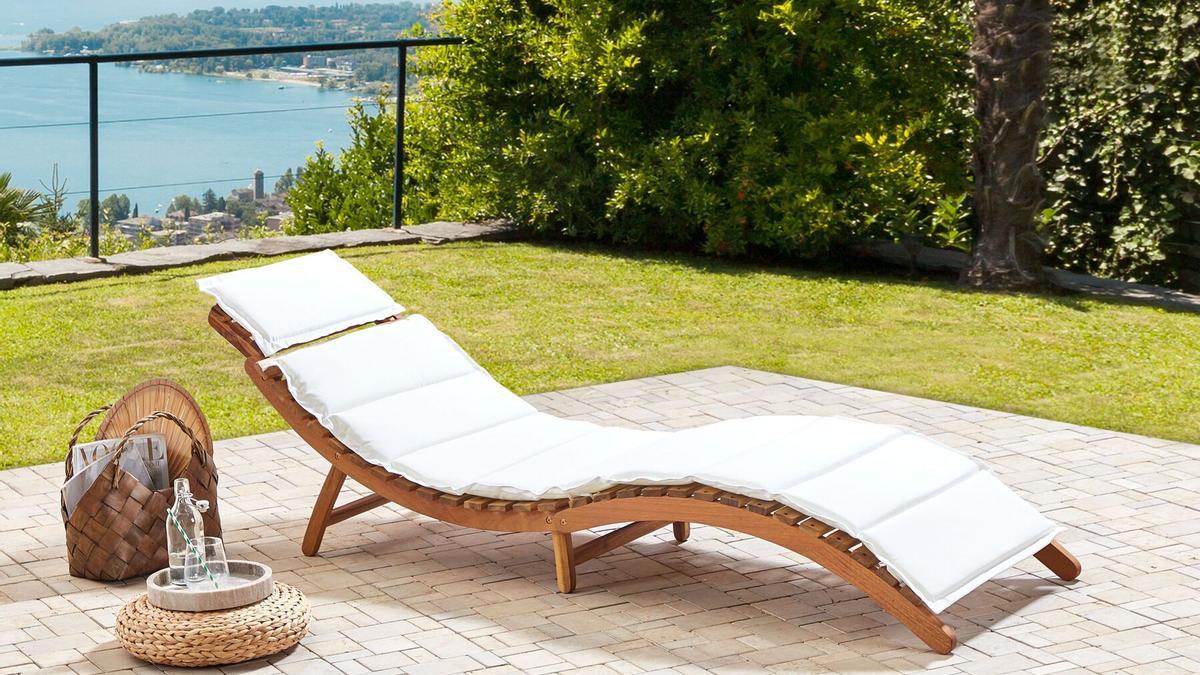 Elegante tumbona de madera ideal para cualquier jardín o patio en verano.