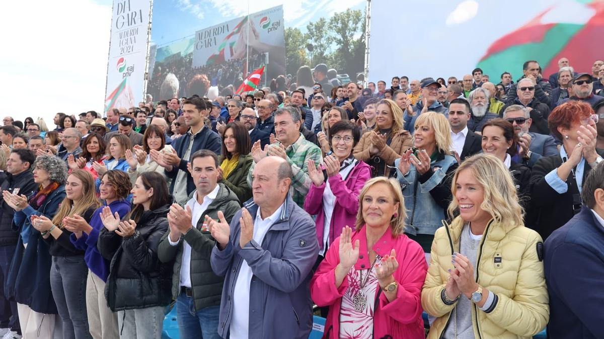 Pradales junto a Andoni Ortuzar en el Alderdi Eguna.