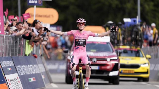 Vingegaard festeja la victoria con la maglia rosa.