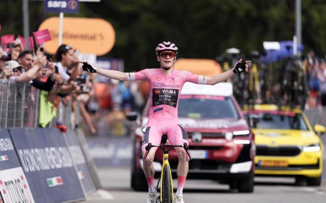 Vingegaard festeja la victoria con la maglia rosa.