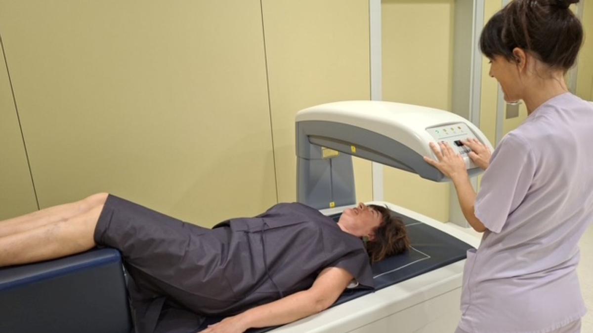 El densitómetro trabaja con dosis de radiación muy bajas, significativamente inferiores a las empleadas en otras técnicas radiológicas rutinarias