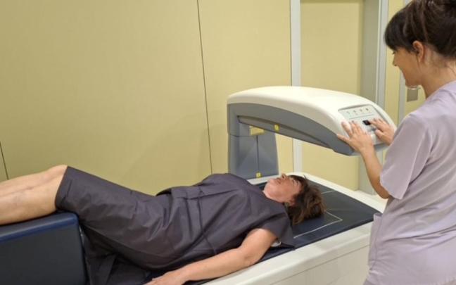 El densitómetro trabaja con dosis de radiación muy bajas, significativamente inferiores a las empleadas en otras técnicas radiológicas rutinarias