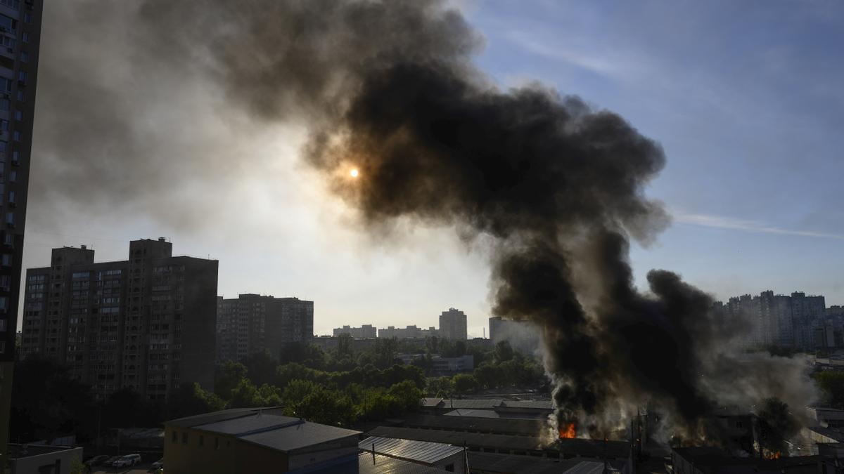 El humo se eleva sobre el lugar donde se ha producido un ataque ruso contra una zona residencial en Kiev, Ucrania.